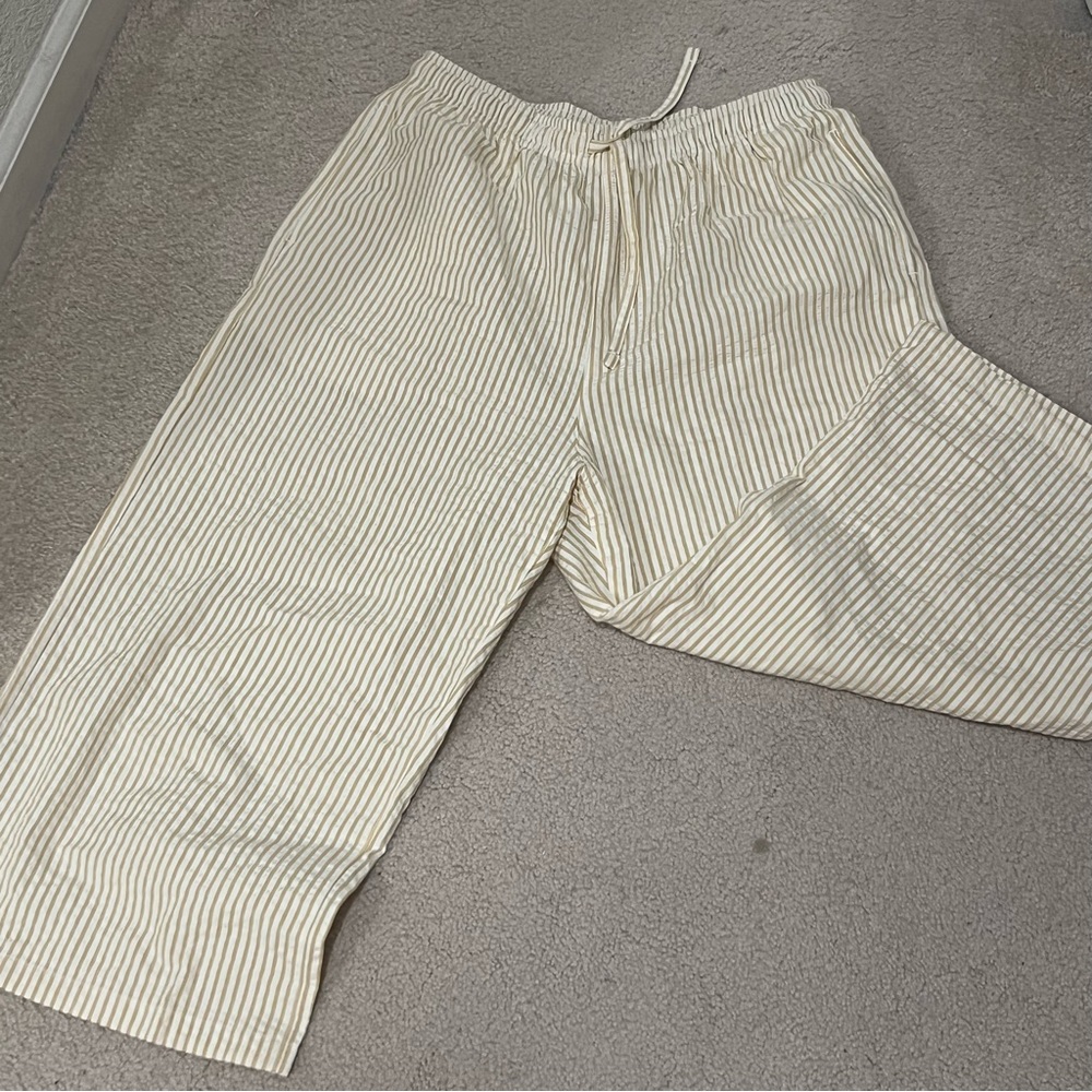 NWOT Uniqlo Yellow Seersucker Striped Cropped Pants